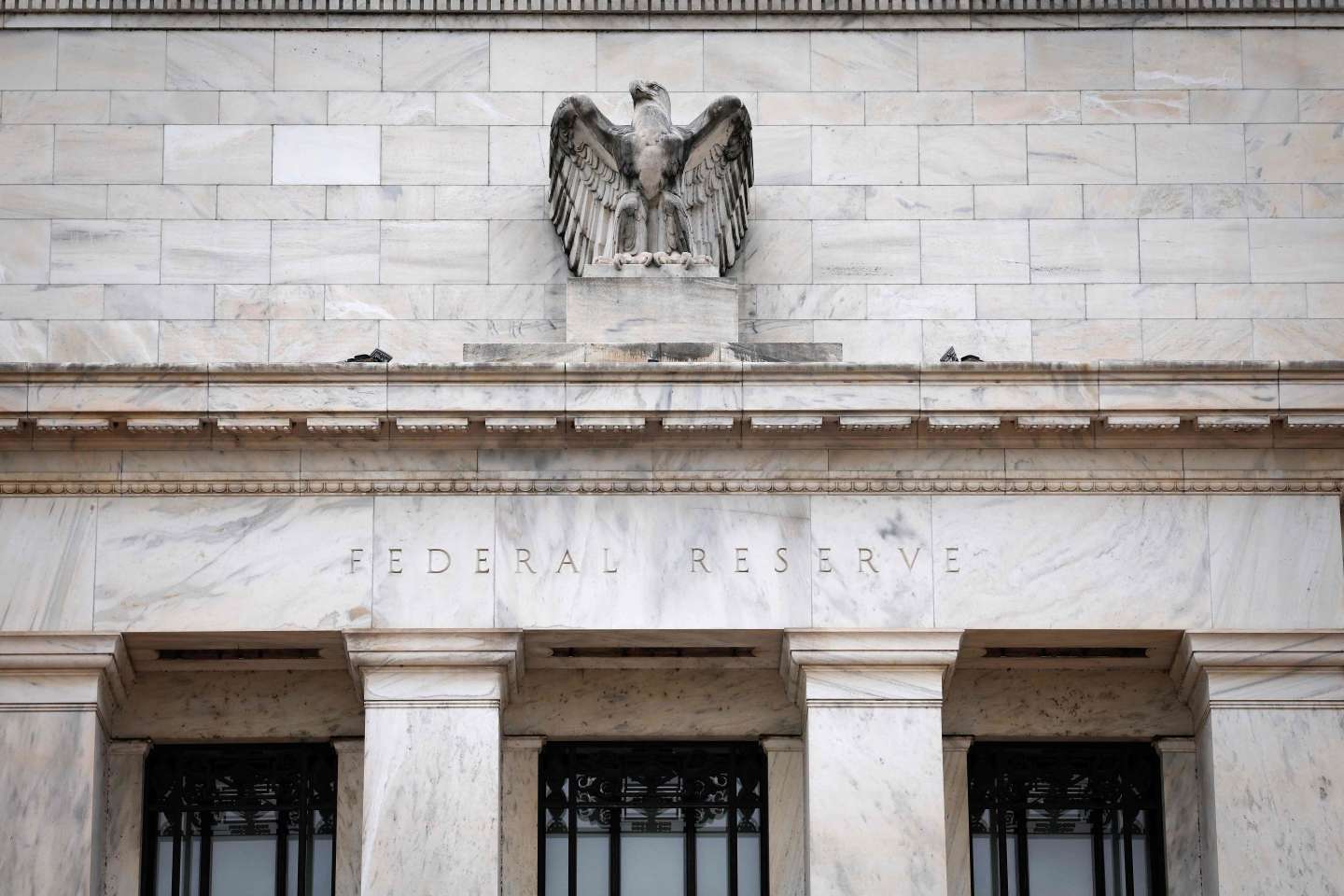 Aux Etats-Unis, la banque centrale décide une dixième hausse des taux sur fond de nouvelle déroute bancaire
