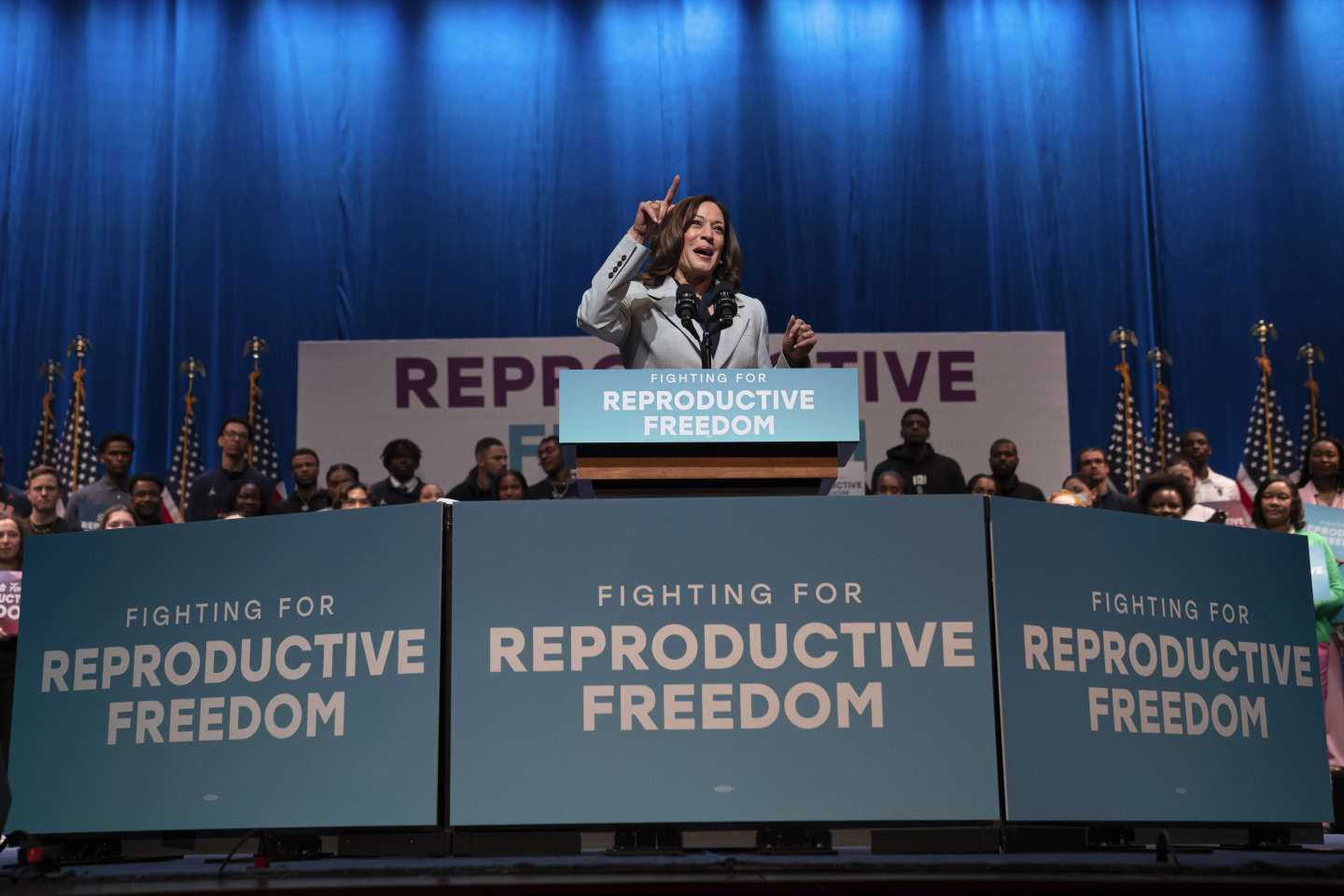 Aux Etats-Unis, Kamala Harris entame sa mue, avant la présidentielle de 2024