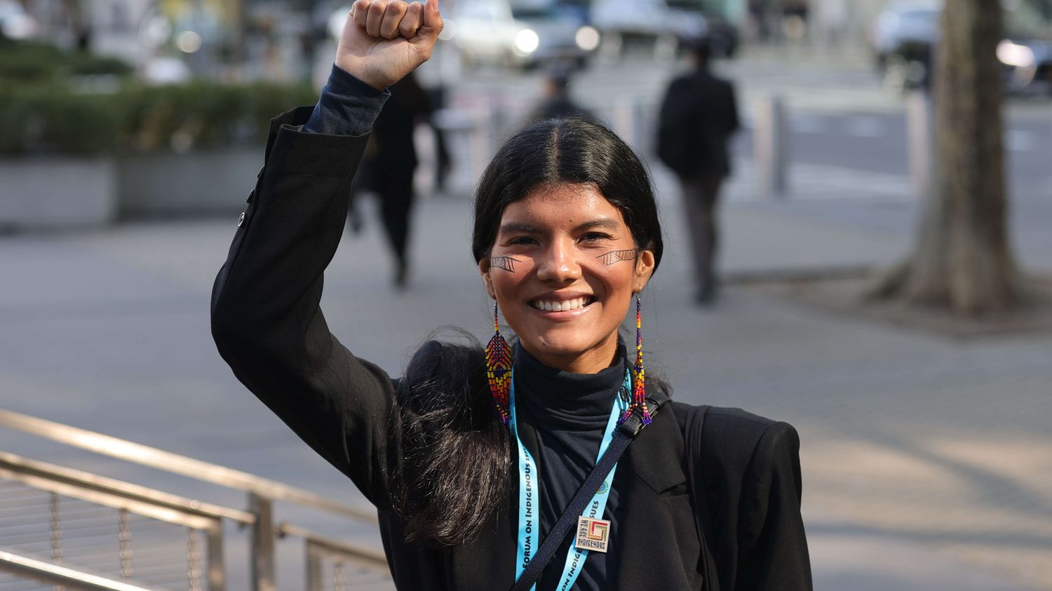 "Si nos terres disparaissent, nous disparaissons avec elles", alerte la mannequin et activiste amazonienne Zaya Guarani