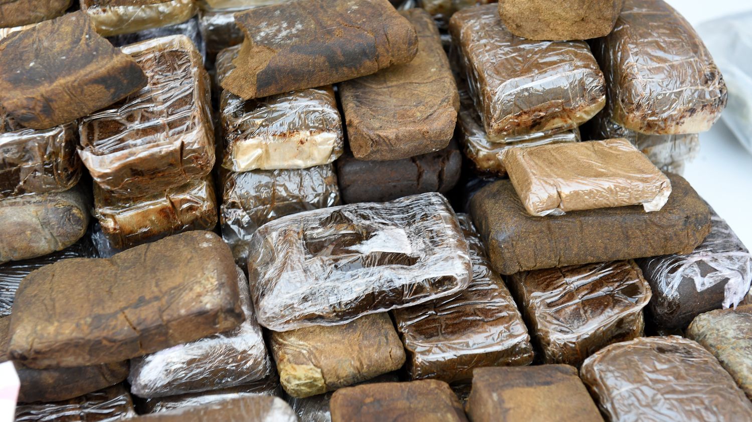 2,4 tonnes de résine de cannabis découvertes dans un camion à Flins-sur-Seine, trois hommes en garde à vue