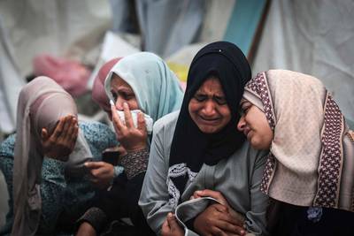 “Ils ont perdu toute leur famille”: l’OMS partage des témoignages “déchirants” après le bombardement d’un camp de réfugiés à Gaza
