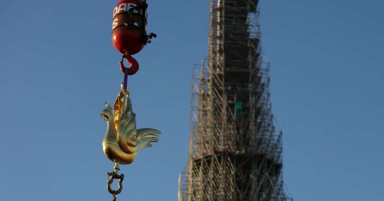 Reconstruction. Notre-Dame de Paris retrouve son coq