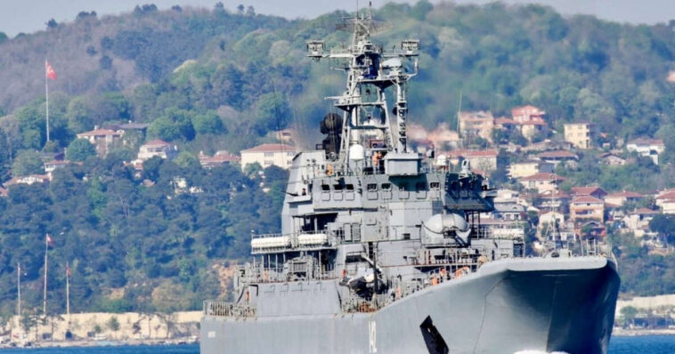 Larticle parle des forces ukrainiennes qui attaquent un gros navire