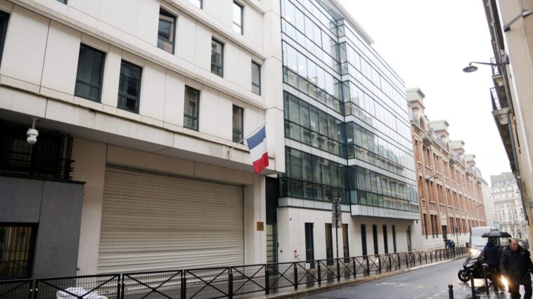 la mairie de Paris annonce la "suspension provisoire" du financement municipal de l'établissement privé