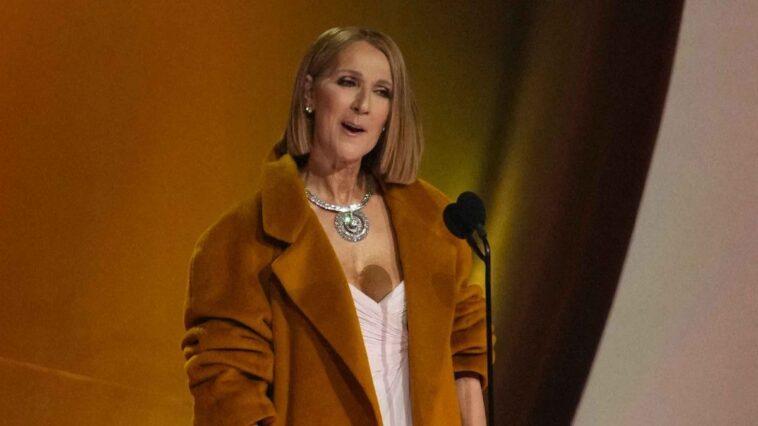 Malade mais debout, Céline Dion portait un manteau au Grammy pour cacher… une nouvelle cicatrice