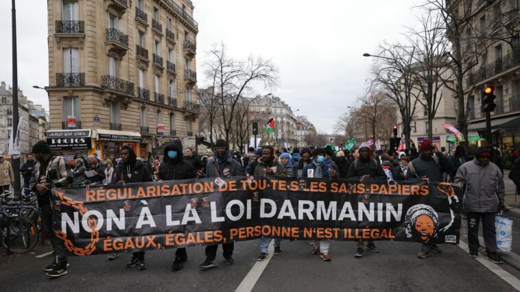 des milliers de personnes manifestent pour réclamer l'abrogation de la loi immigration