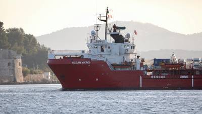 Le navire Ocean Viking en route vers un port italien avec 261 migrants à bord