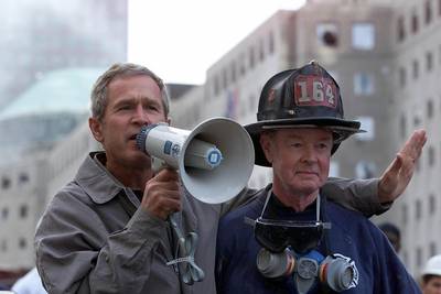 La scène avait fait le tour du monde: Bush salue la mémoire d’un pompier à ses côtés après les attentats du 11-septembre