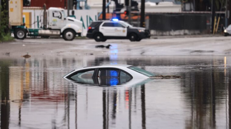 Une puissante tempête hivernale frappe la Californie, l'état d'urgence déclaré