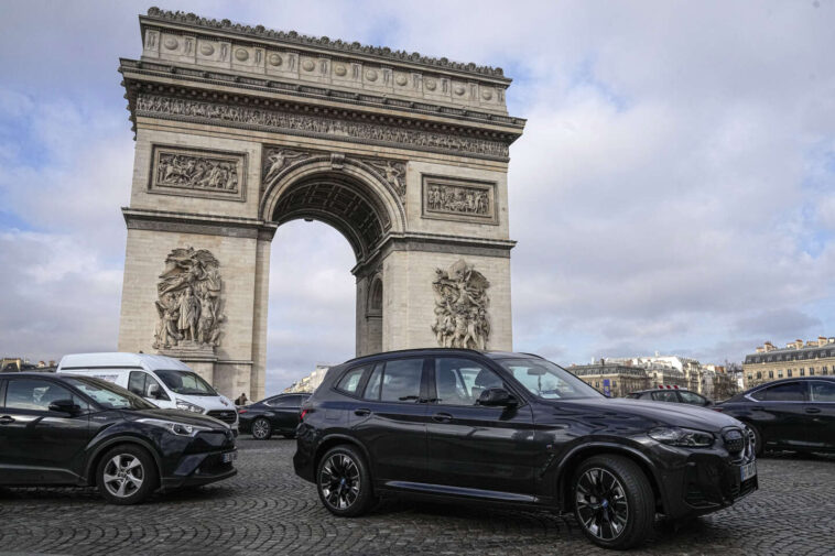 courte majorité et faible mobilisation pour tripler le coût de stationnement des véhicules lourds