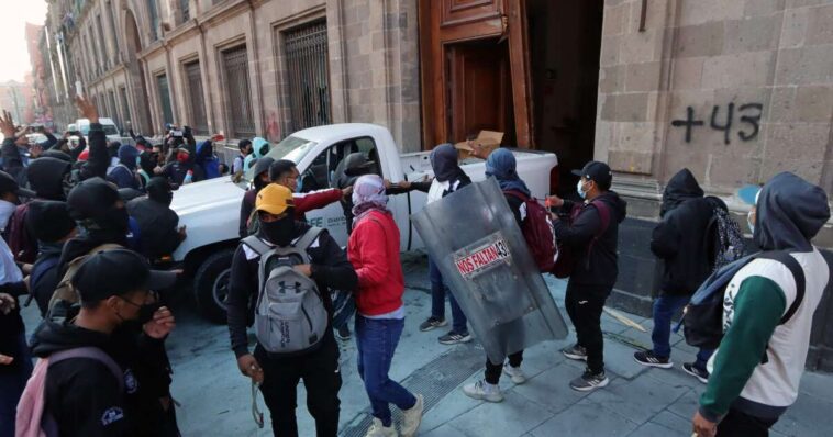 Au Mexique, des manifestants enfoncent la porte du palais présidentiel