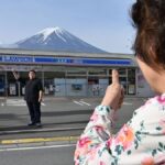 Japon: une petite ville exaspérée des touristes cache le mont Fuji