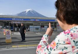 Japon: une petite ville exaspérée des touristes cache le mont Fuji