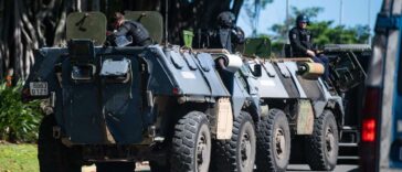 une « grande opération » de gendarmerie est lancée pour reprendre « la maîtrise » de la route de l’aéroport à Nouméa, annonce Gérald Darmanin