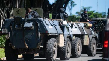 une « grande opération » de gendarmerie est lancée pour reprendre « la maîtrise » de la route de l’aéroport à Nouméa, annonce Gérald Darmanin