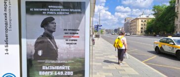 Des affiches comparant les soldats français aux collaborateurs des nazis autour de l'ambassade de France à Moscou