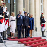 A Paris, Emmanuel Macron accueille Joe Biden à l’Arc de triomphe pour sa visite d’Etat