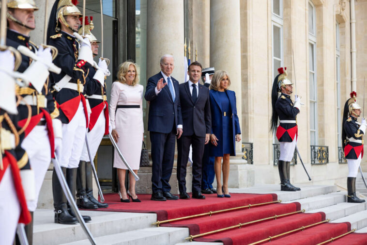 A Paris, Emmanuel Macron accueille Joe Biden à l’Arc de triomphe pour sa visite d’Etat