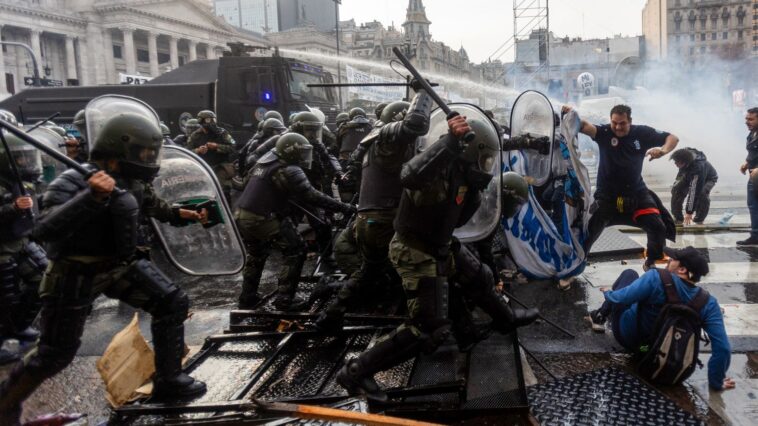 une centaine de blessés et plusieurs dizaines d'arrestations dans des manifestations à Buenos-Aires