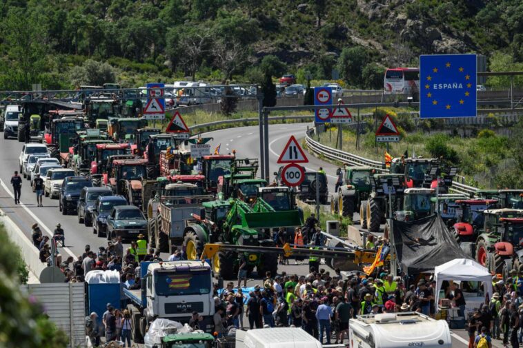 Plusieurs points de passage entre la France et l’Espagne bloquées lundi par des agriculteurs des deux pays