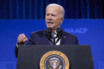 Joe Biden reste « absolument » dans la course à la Maison Blanche, insiste sa directrice de campagne