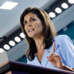 Nikki Haley, ex-candidate à la Maison-Blanche, photographiée en écrivant « Achevez-les » sur un obus israélien