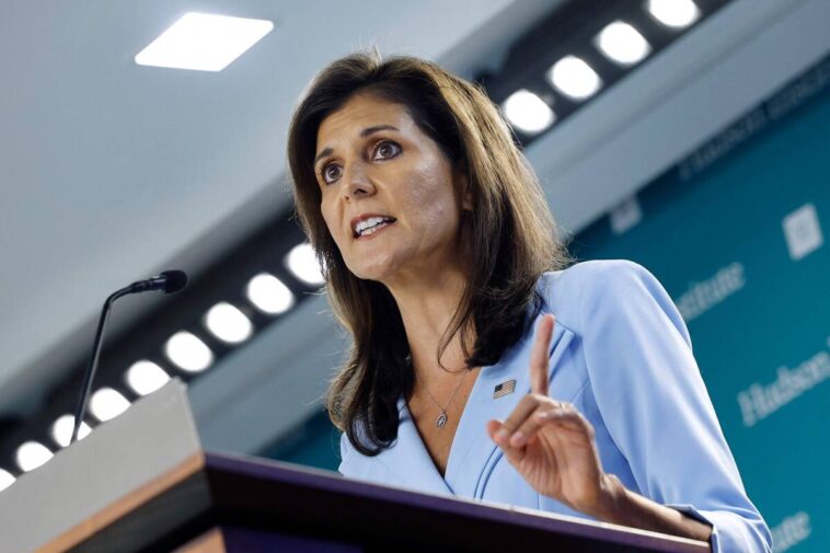 Nikki Haley, ex-candidate à la Maison-Blanche, photographiée en écrivant « Achevez-les » sur un obus israélien