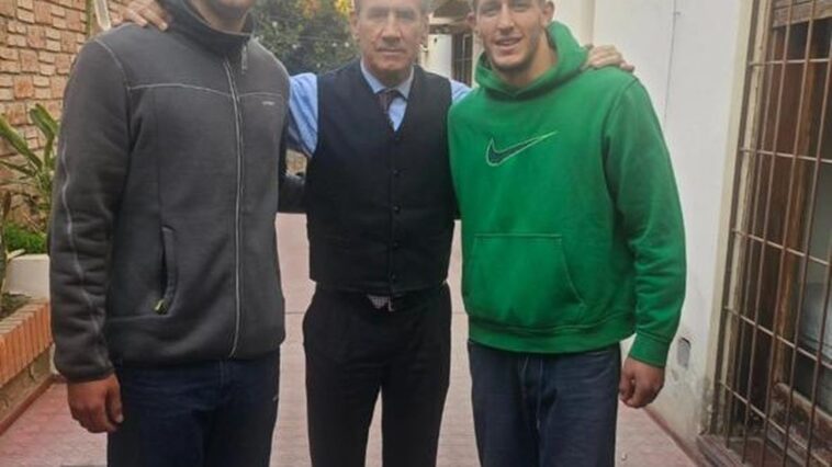 une photo des deux rugbymen avec leur avocat fait polémique en Argentine