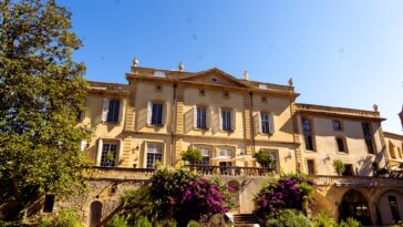 A table avec Forbes | Château de Collias et Chalet des îles : du Gard à Boulogne, le bonheur de tables estivales