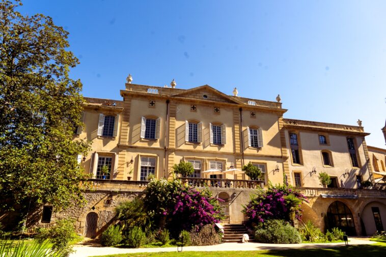 A table avec Forbes | Château de Collias et Chalet des îles : du Gard à Boulogne, le bonheur de tables estivales