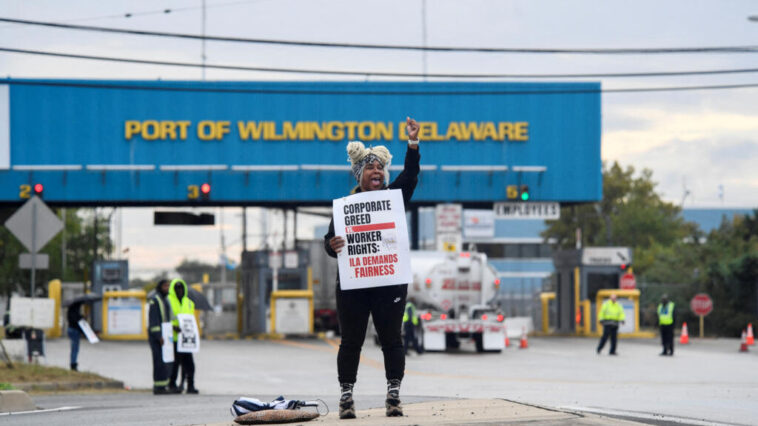 Aux États-Unis, les dockers mettent fin à la grève après un accord de principe