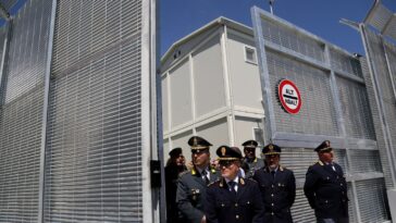 L'Italie transfère un groupe de migrants vers l'Albanie, une première pour un pays de l'Union européenne