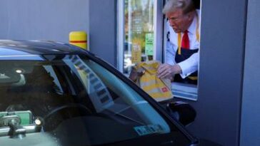 Trump se met en scène comme serveur au McDonald’s pour dénoncer un “mensonge” de Kamala Harris