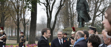 Emmanuel Macron et le Premier ministre britannique commémorent le 11-Novembre à Paris