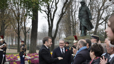 Emmanuel Macron et le Premier ministre britannique commémorent le 11-Novembre à Paris