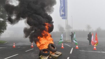 Les groupes français Auchan et Michelin annoncent des milliers de suppressions d'emplois