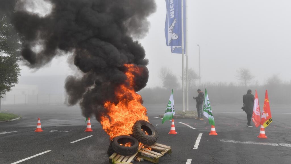 Les groupes français Auchan et Michelin annoncent des milliers de suppressions d'emplois