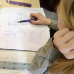 Le niveau des élèves français en maths et en sciences est en dessous de la moyenne de l'OCDE mais cesse de chuter, selon une étude internationale