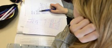 Le niveau des élèves français en maths et en sciences est en dessous de la moyenne de l'OCDE mais cesse de chuter, selon une étude internationale