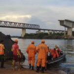 un pont s’effondre et fait quatre morts, une pollution à l’acide sulfurique redoutée