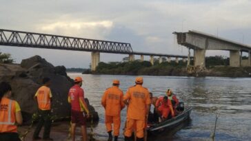 un pont s’effondre et fait quatre morts, une pollution à l’acide sulfurique redoutée