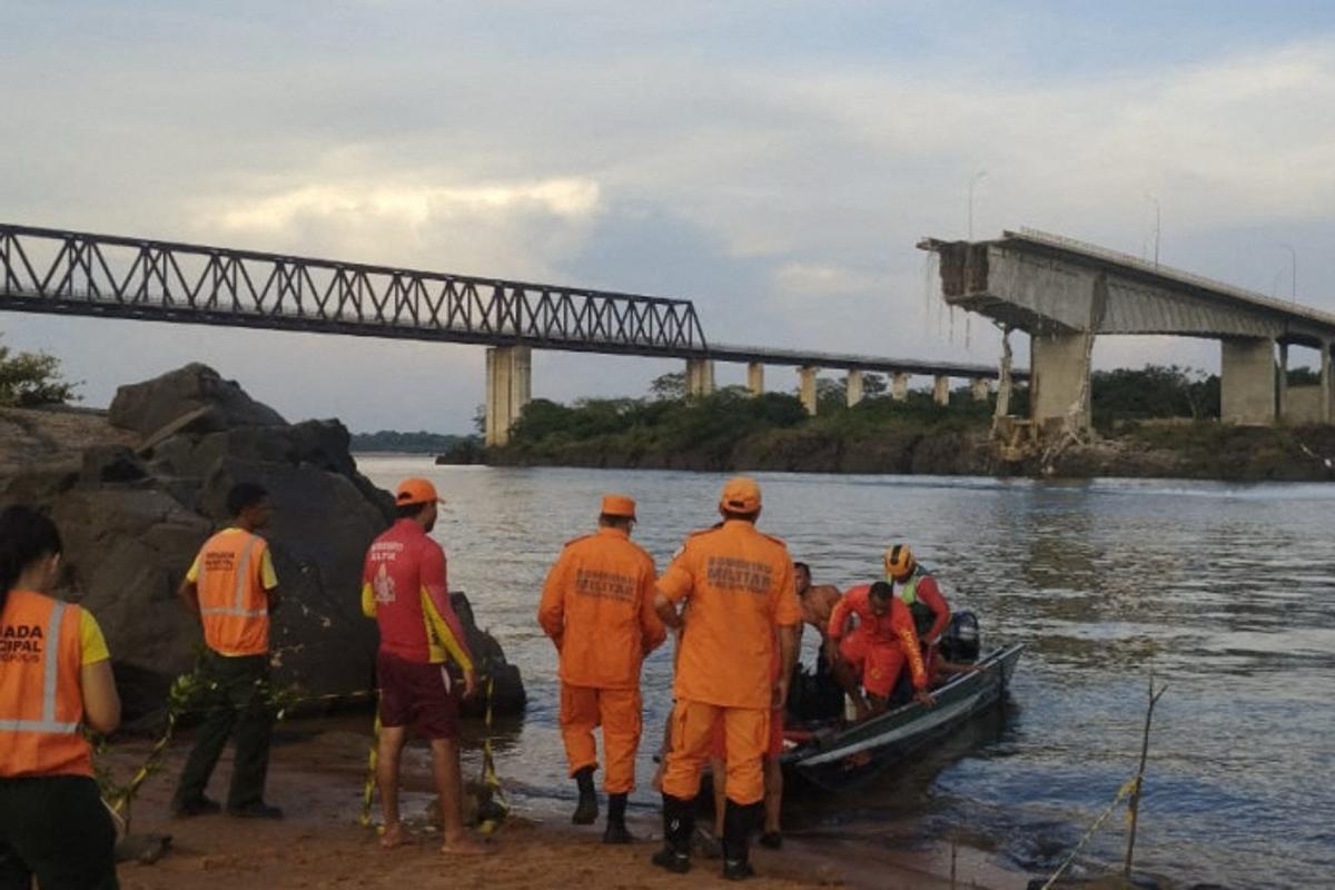 un pont s’effondre et fait quatre morts, une pollution à l’acide sulfurique redoutée