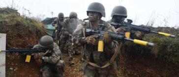 En images : reportage dans les tranchées où l’armée française forme ses futurs fantassins