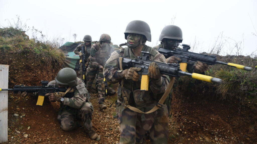 Reproduit en français le sens de ce titre : En images : reportage dans les tranchées où l’armée française forme ses futurs fantassins