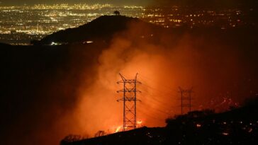 le bilan grimpe à 16 morts, alors que les flammes continuent de s'étendre en Californie